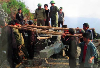 Chiến sĩ biên phòng cùng nhân dân cắm mốc biên giới theo Hiệp định