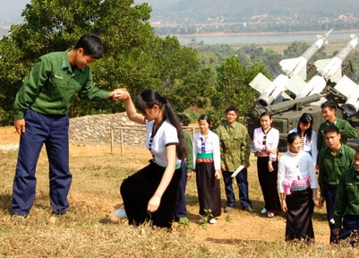 Học sinh dân tộc Thái lên thăm động viên chiến sĩ tên lửa đoàn H50