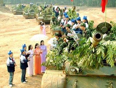 Cô trò chúc mừng chiến sĩ xe tăng trong mùa diễn tập