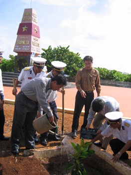 Người đất liền ra Trường Sa động viên lính đảo, trồng cây lưu niệm