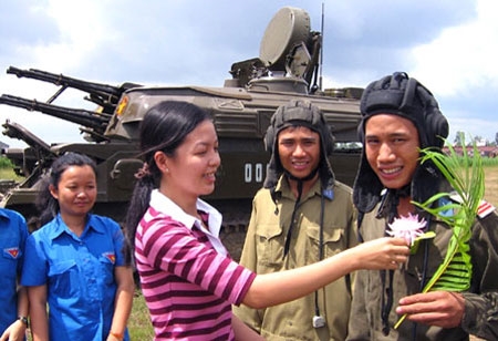Tới thao trường động viên chiến sĩ phòng không Phương Nam trong ngày bắn đạn thật