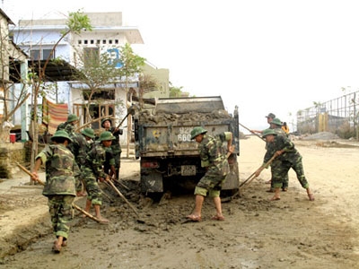 Bộ đội quân khu 5 khắc phục bão lũ ở Thành phố Hội An