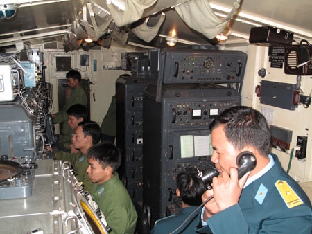 Điều khiển tên lửa, tiêu diệt máy bay địch xâm phạm vùng trời Tổ quốc.