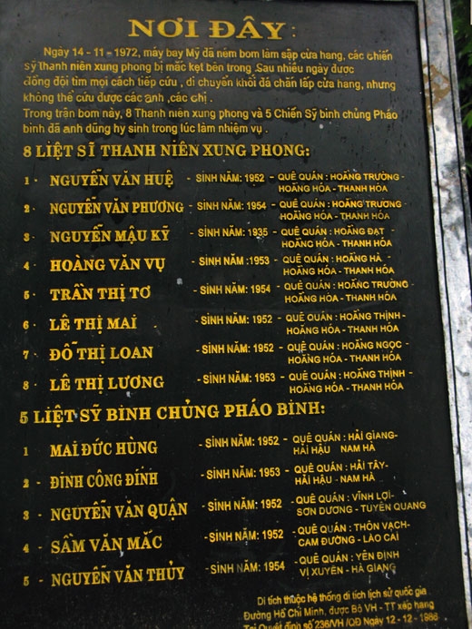Bia danh sách những người đã hy sinh dựng tại hang Tám Cô