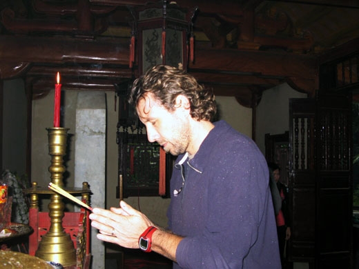 Một người nước ngoài thành kính tưởng niệm các liệt sỹ tại hang Tám Cô