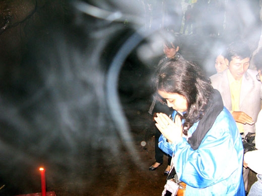 Khói hương tưởng niệm trong hang Tám Cô