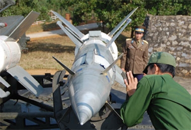 Cẩn thận tỷ mỉ trong tháo nạp đạn ở đơn vị H85 duyên hải.