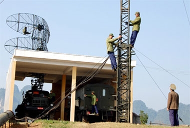 Mùa đông giá rét, chiến sĩ ra đa đơn vị H50 luôn chăm lo đến “mắt thần” từ xa.