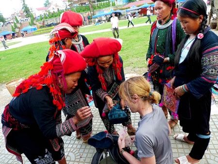 Hỏi mua đồ thổ cẩm ở chợ Sapa.