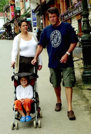 Cả gia đình bình yên đi dạo trên phố.