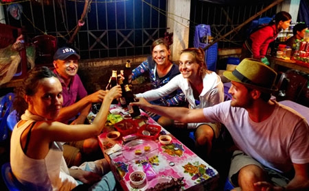 Tận hưởng những món ăn đặc sản của Sapa ở quán đêm.