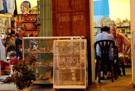 Chồng đánh cờ với chủ nhà, còn vợ…ngồi chờ!