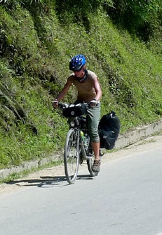 Leo đèo bằng xe đạp thuê.