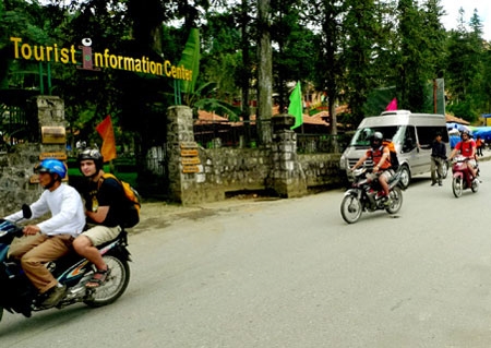 Hoặc rong ruổi trên những chiếc xe máy.