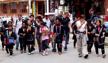 Khách du lịch nước ngoài làm cho cuộc sống Sapa thêm sinh động.