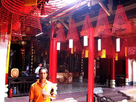 Khách du lịch nước ngoài tại Hội quán Phúc Kiến-thành phố Hội An