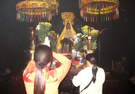 Người dân làm lễ trong lòng Tháp Bà Ponagar-Khánh Hòa