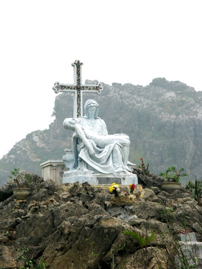 Tượng Chúa Giê-xu dựng ngoài trời tại Hoàng Long-Ninh Bình