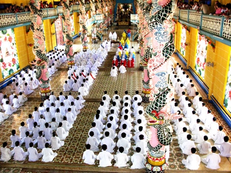 Một buổi hành lễ của tín đồ đạo Cao Đài tại tòa thánh Tây Ninh