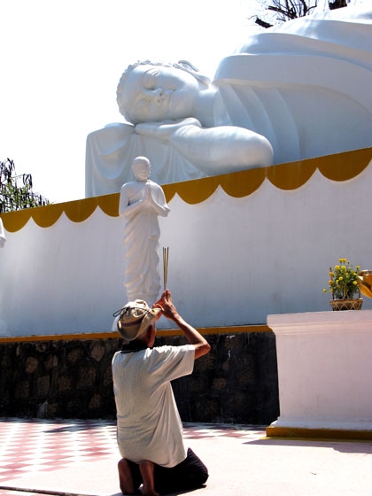 Một tín đồ đang làm lễ trước tượng Phật nằm khổng lồ ở Vũng Tàu