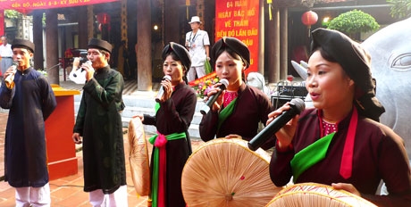 Hát quan họ trong ngày lễ.