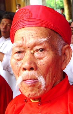 Một bô lão vùng Kinh Bắc về dự lễ.