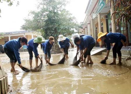 Sinh viên Cao đẳng nghề Hà Tĩnh làm sạch trường tiểu học Hương Đô (xã Hương Đô, Hương Khê, Hà Tĩnh).
