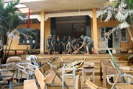 Bộ đội Đoàn B24 giúp dọn dẹp tại trường THCS Phương Mỹ (xã Phương Mỹ, huyện Hương Khê, Hà Tĩnh)