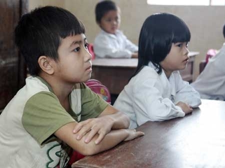 Nhiều em học sinh vẫn phải tay không đến trường.