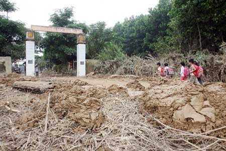 Dấu vết trận lụt còn hiện hữu trước cổng trường.