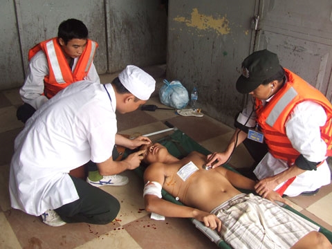 Bác sĩ của Phân đội đặc nhiệm 1 (Bộ Tư lệnh cảnh sát cơ động) sơ cứu người bị thương.