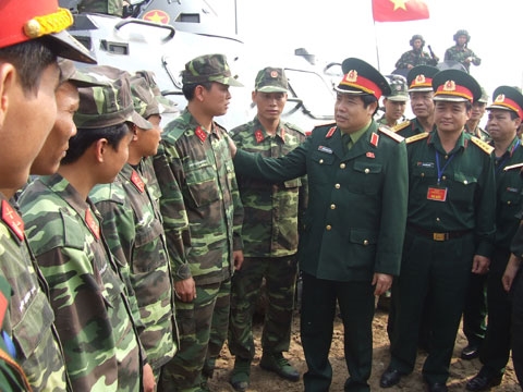 Bộ trưởng Bộ Quốc phòng Phùng Quang Thanh thăm hỏi, động viên cán bộ, chiến sĩ Đoàn M44.