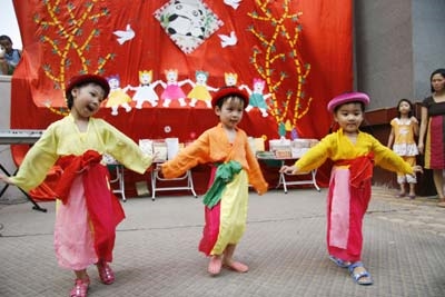 Các bé Trường mầm non Panda Kid (Hà Nội) “biểu diễn” trang phục truyền thống