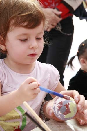 Thiếu nhi Quốc tế cũng được cha mẹ cho tham gia vào các hoạt động vui chơi cùng các bạn Việt Nam