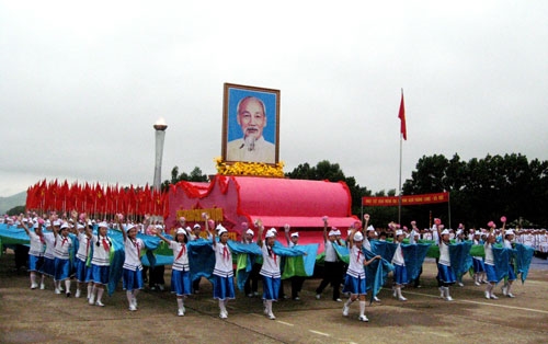 Rước ảnh Bác Hồ trong tại buổi diễu binh, diễu hành.