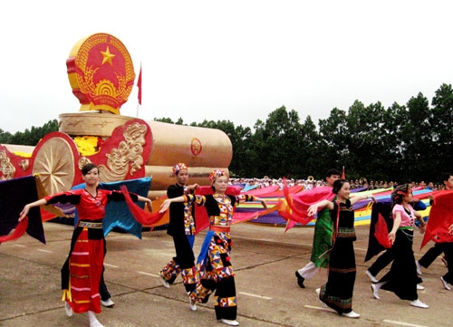 Quốc huy Việt Nam đặt trên Trống đồng hình tượng rồng bay do Tổng cục Chính trị thực hiện.