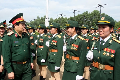 Bộ trưởng Phùng Quang Thanh thăm hỏi, động viên khối nữ thông tin.