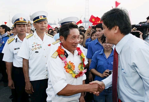 Những bông hoa tươi thắm, những nụ cười rạng ngời và lời ca, tiếng vỗ tay không ngớt là món quà tinh thần tuổi trẻ thành phố mang tên Bác dành tặng cho đoàn hành trình.