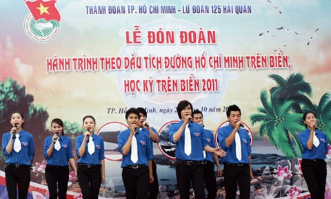 Tiết mục văn nghệ chào đón đoàn hành trình tại sân cảng Lữ đoàn 171.