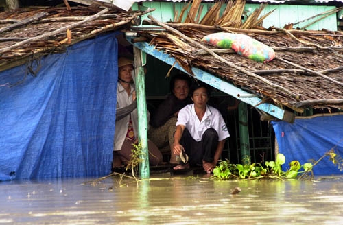 Người dân chờ lực lượng chức năng di chuyển đến nơi an toàn.