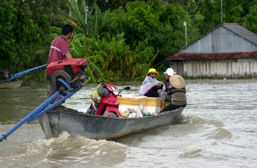 Tê liệt giao thông đường bộ, xuồng máy phải “cõng” xe máy.