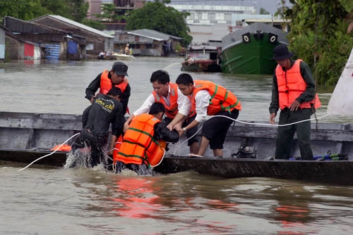 Nhờ thường xuyên luyện tập các phương án cứu người trên sông nên 100% số người bị chìm xuồng đã được cứu kịp thời.