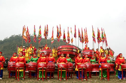 Màn biểu diễn trống Đọi Tam mở đầu lễ hội.