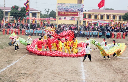 Múa rồng đôi trên cánh đồng màu mỡ của nhân dân xã Đọi Sơn.