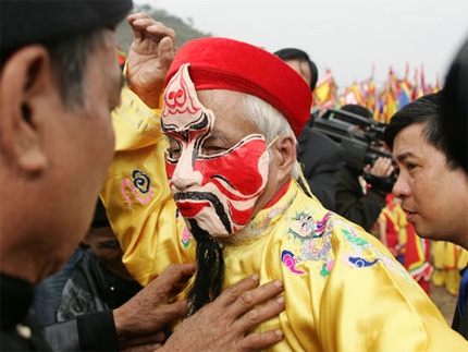 Một bô lão hóa trang thành hình ảnh vua Lê Đại Hành để xuống đồng cày ruộng.