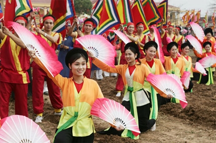 Tiết mục văn nghệ của đoàn nghệ thuật tỉnh Hà Nam kết thúc buổi lễ.