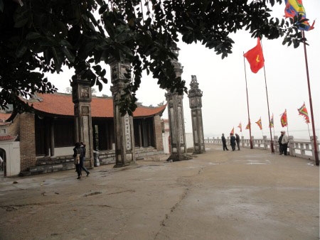 Nghi môn ngoại (Bốn cột đồng trụ cổ kính ngay sát bờ sông)