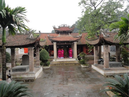 Nghi môn nội (Tàu Tượng) hướng thẳng ra sông Hồng.