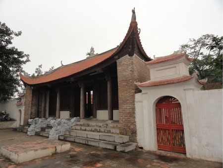 Phương đình (nhà tiền tế) và hai nhà bia ở hai bên.