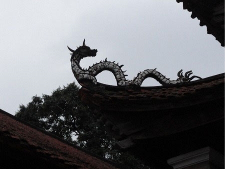 Mái đình được chạm trổ tinh vi.